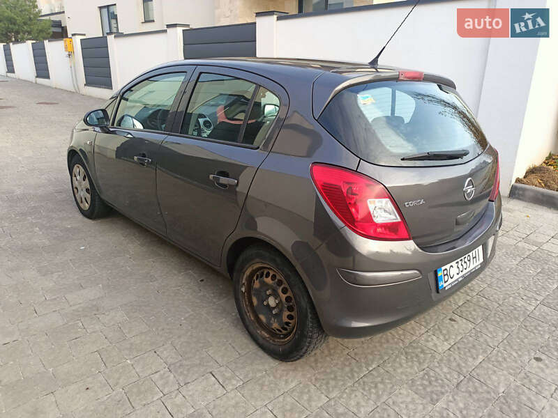 Хэтчбек Opel Corsa 2011 в Городке