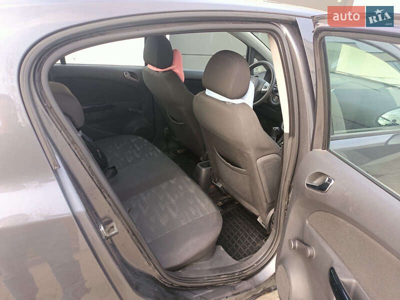 Хэтчбек Opel Corsa 2011 в Городке