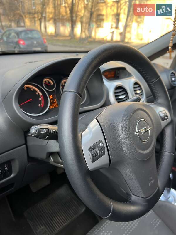 Хэтчбек Opel Corsa 2011 в Киеве