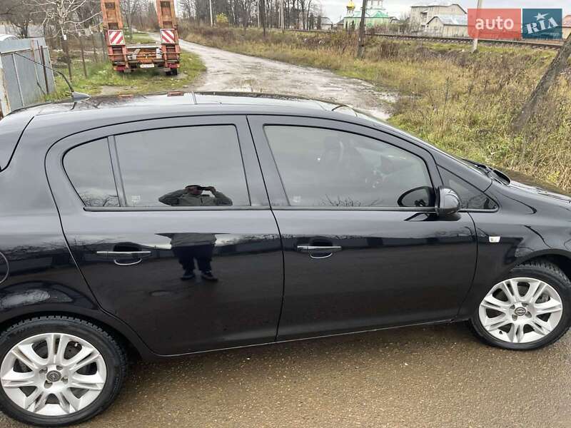 Хэтчбек Opel Corsa 2011 в Черновцах