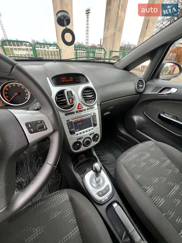 Хетчбек Opel Corsa 2012 в Долині