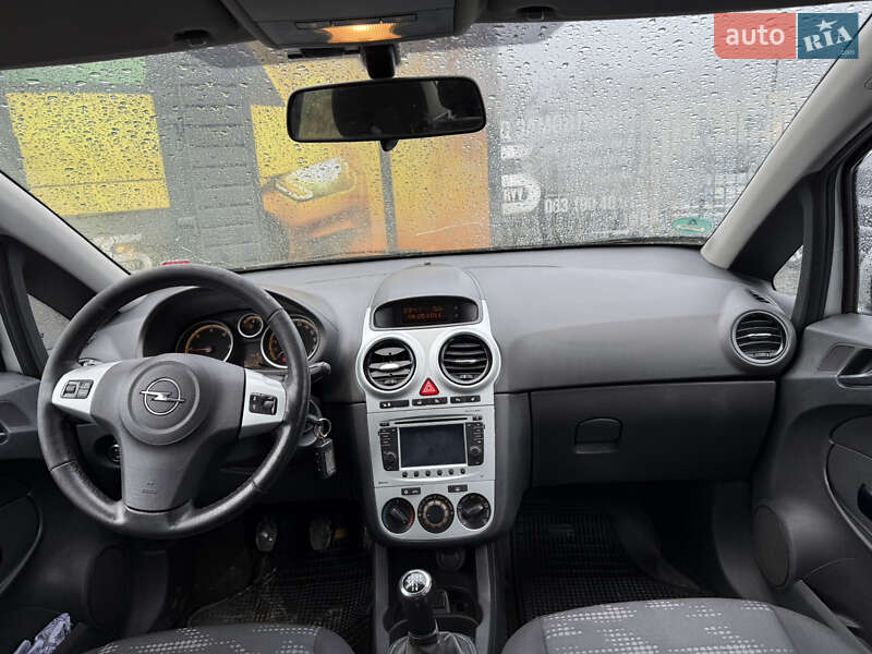 Хэтчбек Opel Corsa 2011 в Стрые