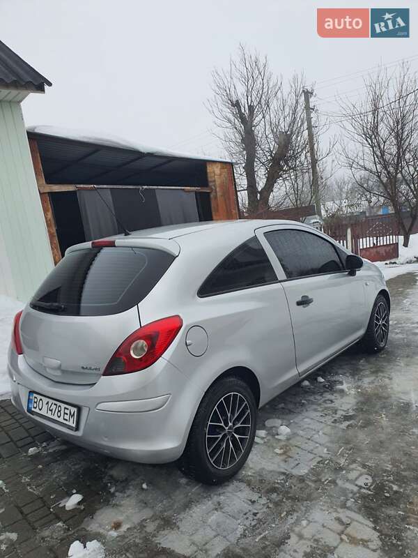 Хэтчбек Opel Corsa 2010 в Шумске