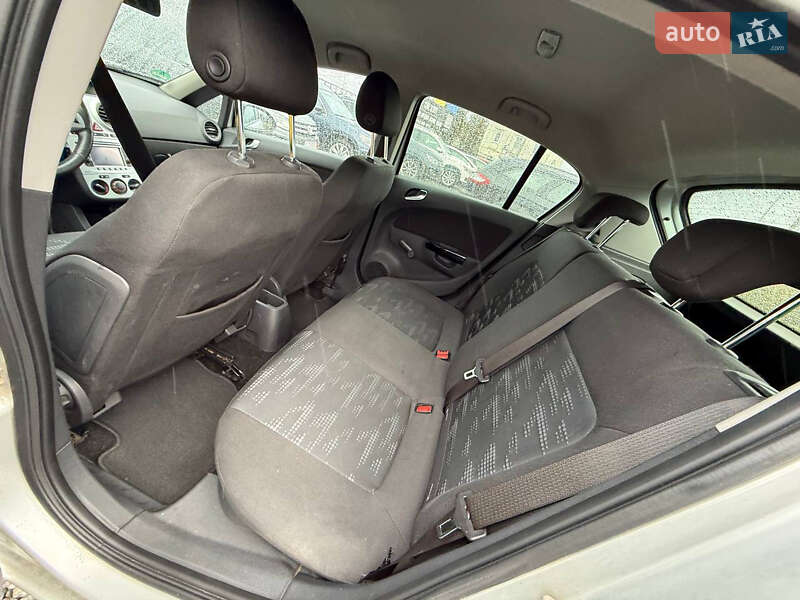 Хэтчбек Opel Corsa 2011 в Стрые