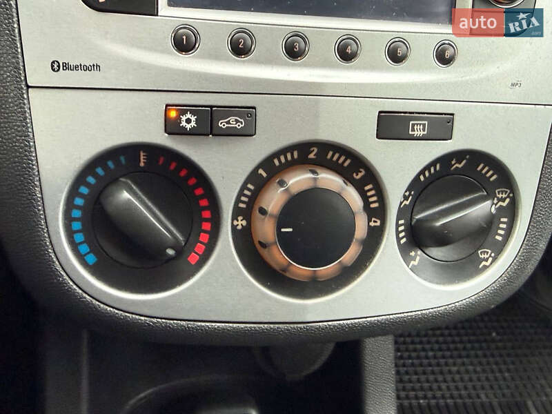 Хэтчбек Opel Corsa 2011 в Стрые