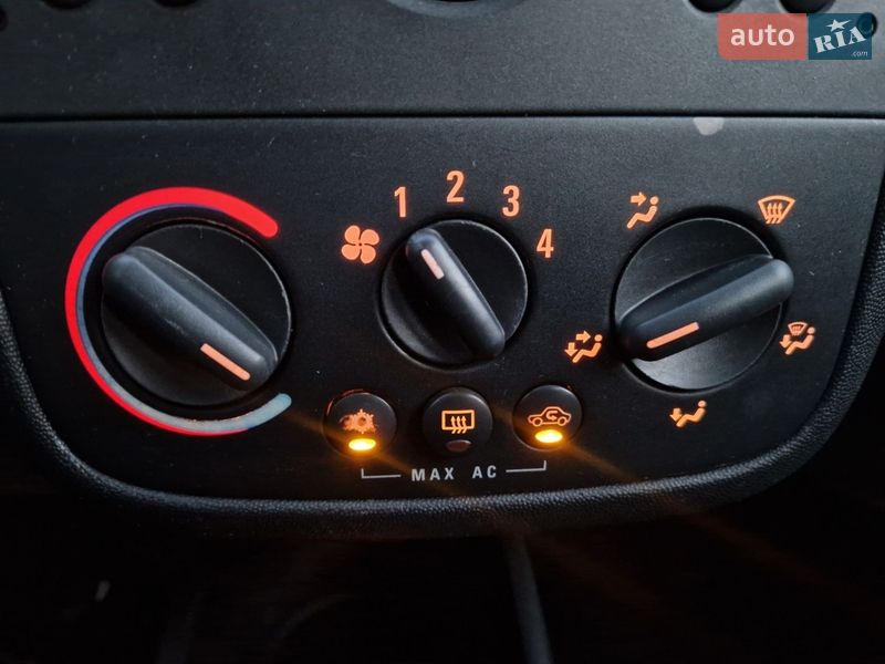 Хэтчбек Opel Corsa 2001 в Ровно