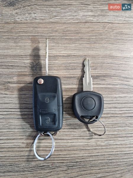 Хэтчбек Opel Corsa 2001 в Ровно