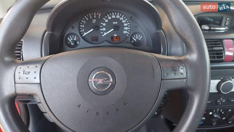 Хэтчбек Opel Corsa 2005 в Ровно