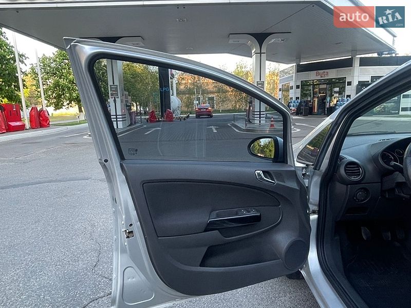 Хэтчбек Opel Corsa 2009 в Черкассах