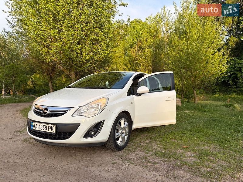 Хэтчбек Opel Corsa 2013 в Сумах