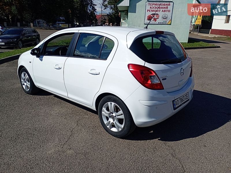 Хэтчбек Opel Corsa 2012 в Сваляве