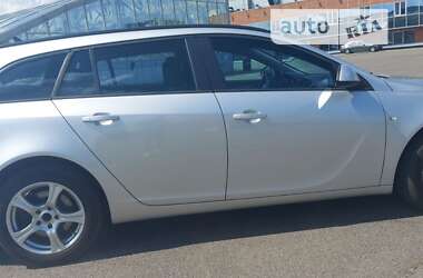 Универсал Opel Insignia 2010 в Вишневом