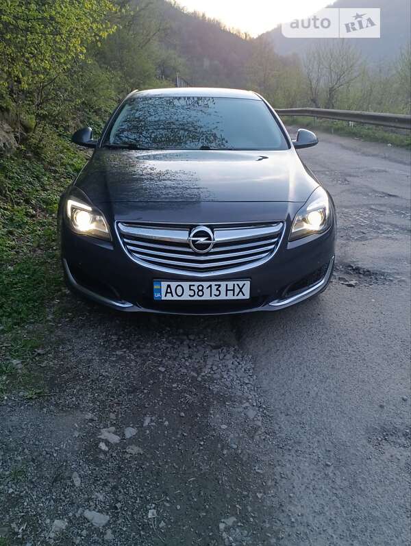 Седан Opel Insignia 2013 в Рахові