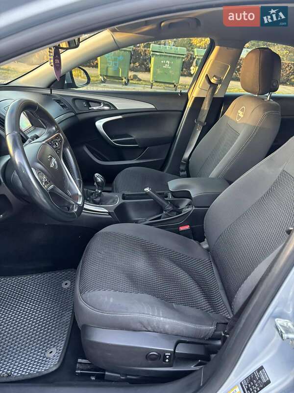 Седан Opel Insignia 2013 в Южному