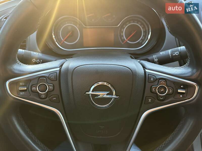 Седан Opel Insignia 2013 в Южному