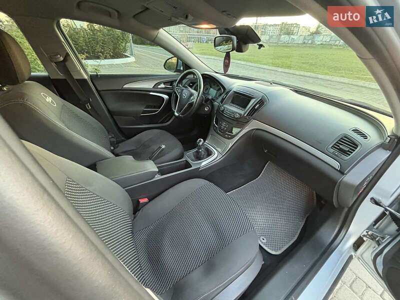 Седан Opel Insignia 2013 в Южному