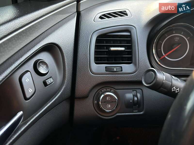 Седан Opel Insignia 2013 в Южному