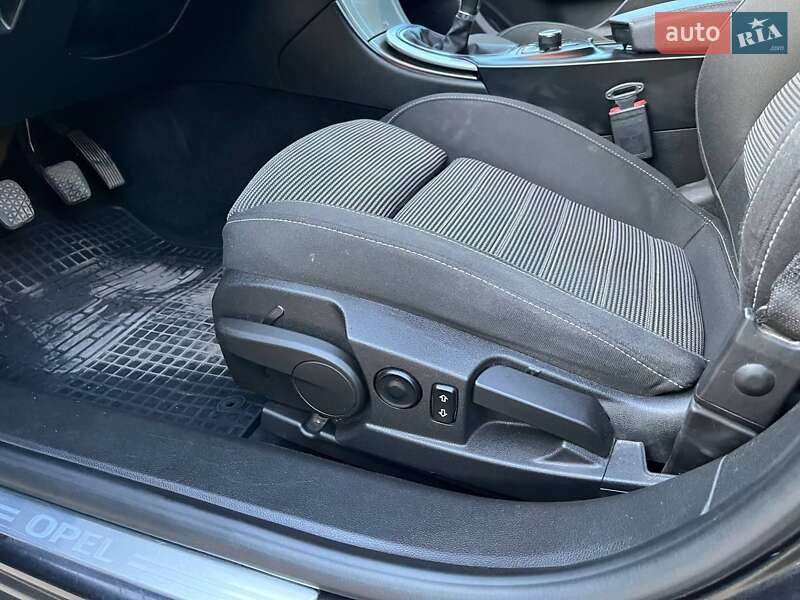 Универсал Opel Insignia 2011 в Тростянце