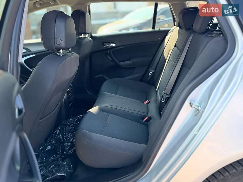 Универсал Opel Insignia 2013 в Староконстантинове