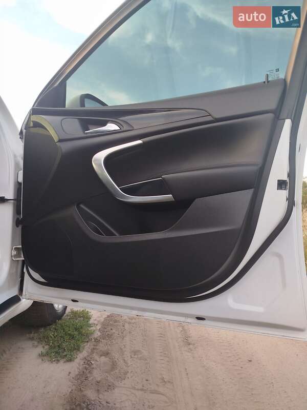 Седан Opel Insignia 2010 в Городке