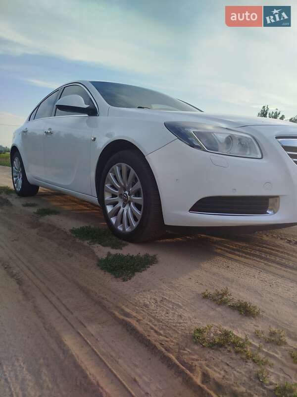 Седан Opel Insignia 2010 в Городке