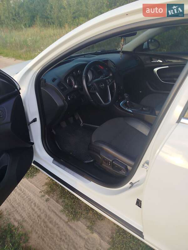 Седан Opel Insignia 2010 в Городке