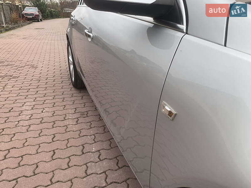 Універсал Opel Insignia 2011 в Чернівцях
