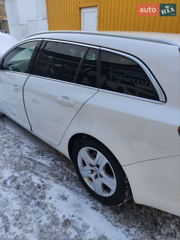Универсал Opel Insignia 2012 в Вишневом