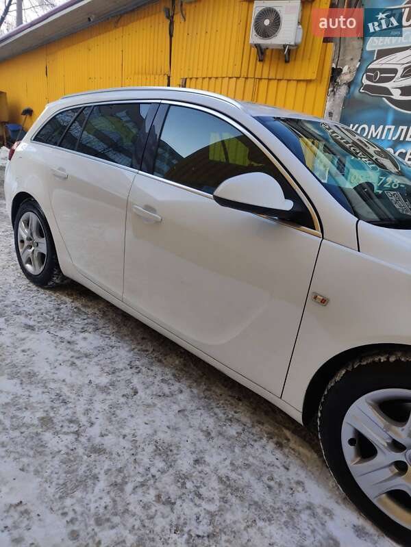Универсал Opel Insignia 2012 в Вишневом