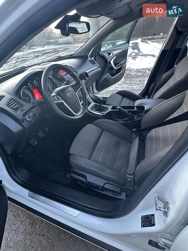 Универсал Opel Insignia 2012 в Городке