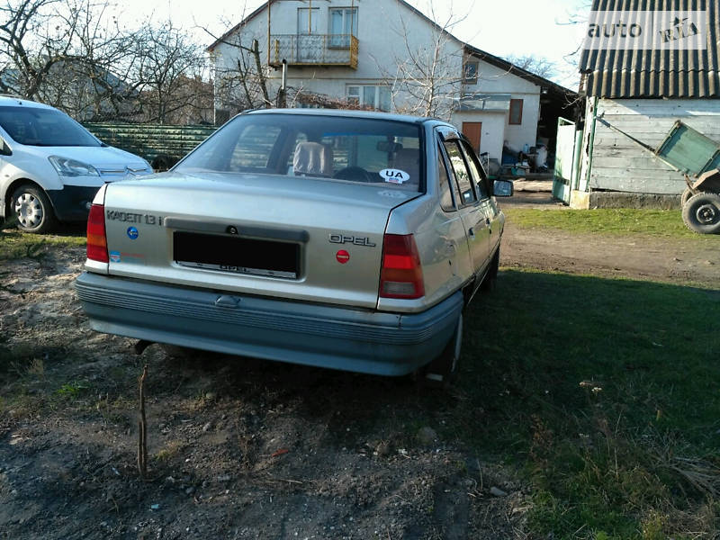 Седан Opel Kadett 1988 в Радехове