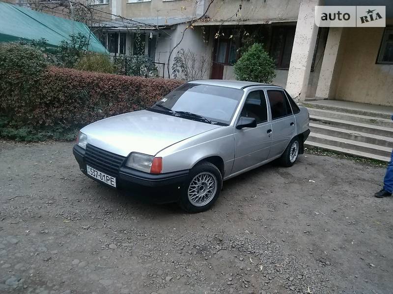 Седан Opel Kadett 1988 в Ужгороді