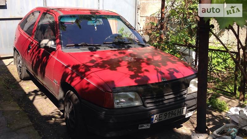 Хэтчбек Opel Kadett 1990 в 