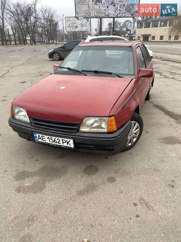 Хэтчбек Opel Kadett 1986 в Кривом Роге