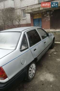 Седан Opel Kadett 1988 в Дніпрі