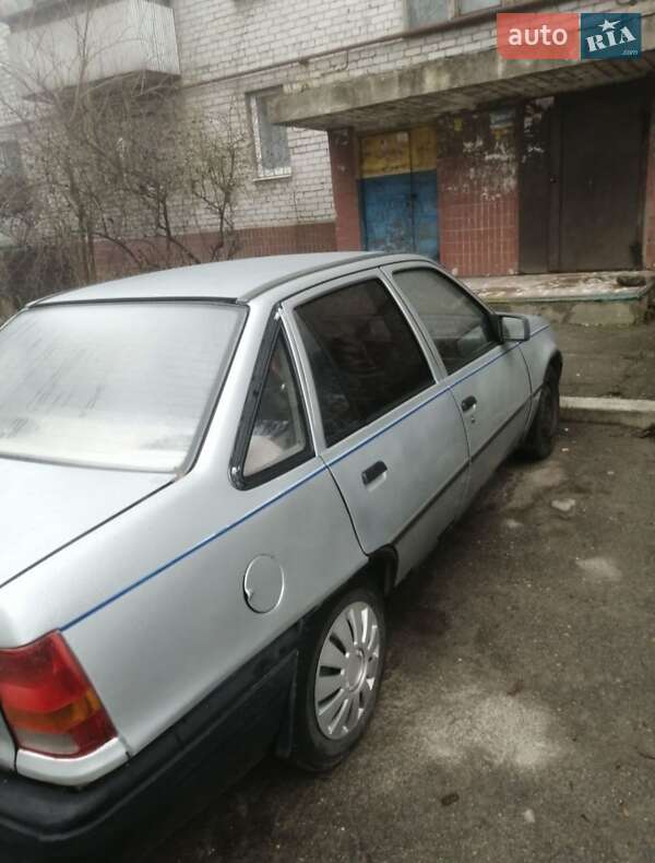 Седан Opel Kadett 1988 в Дніпрі