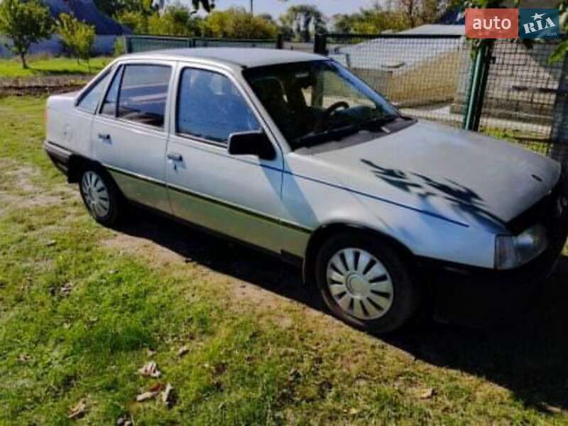 Седан Opel Kadett 1988 в Дніпрі