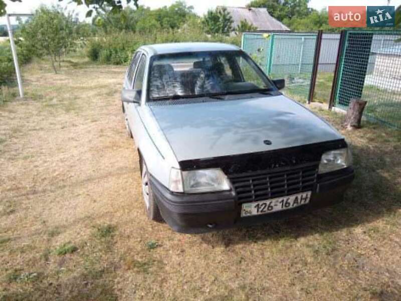 Седан Opel Kadett 1988 в Дніпрі