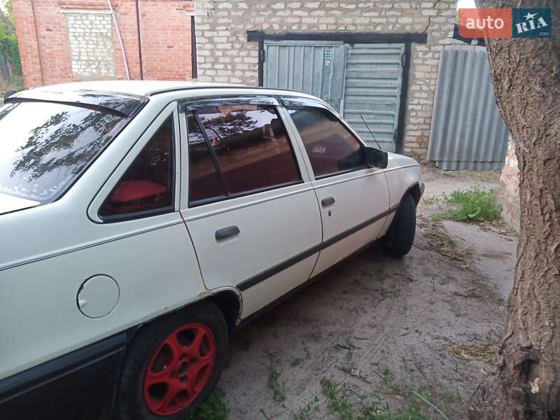Седан Opel Kadett 1987 в Харкові