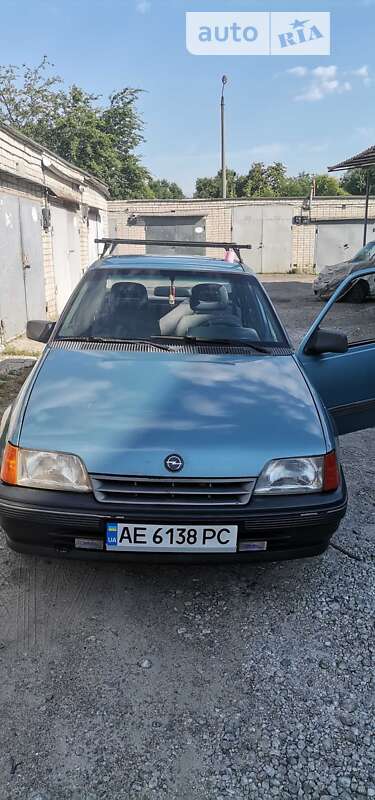 Седан Opel Kadett 1990 в Дніпрі