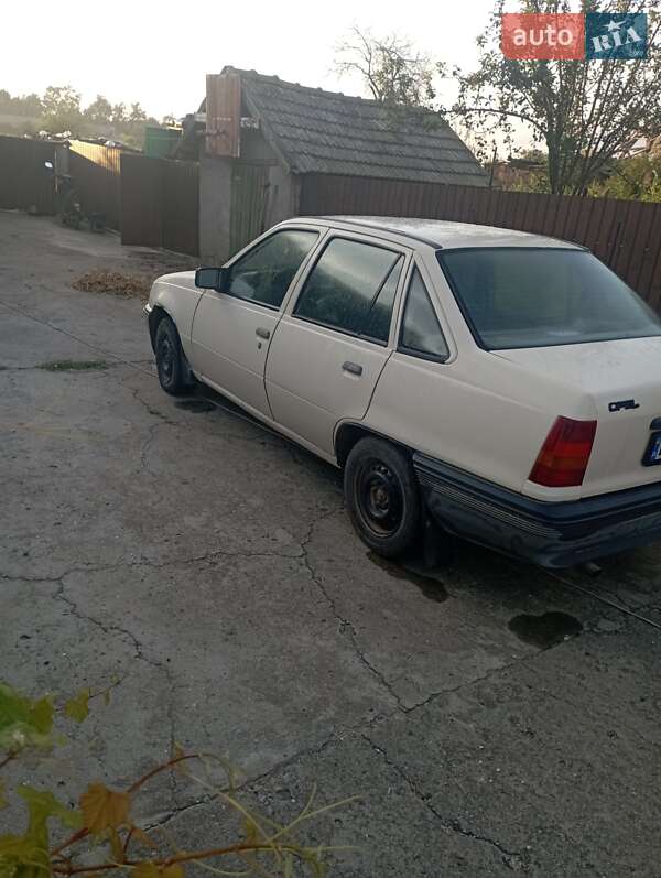 Седан Opel Kadett 1990 в Килии