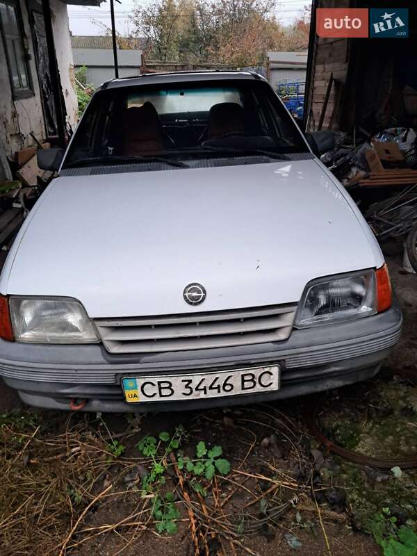 Седан Opel Kadett 1990 в Прилуках