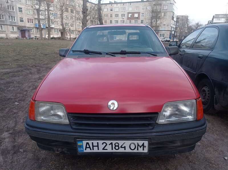 Седан Opel Kadett 1988 в Мирнограде