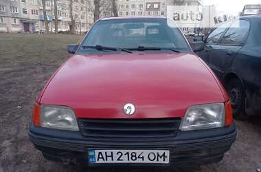 Седан Opel Kadett 1988 в Мирнограде