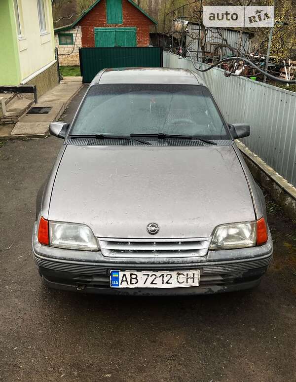 Седан Opel Kadett 1989 в Ильинцах