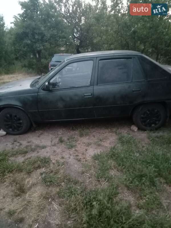 Седан Opel Kadett 1987 в Павлограді