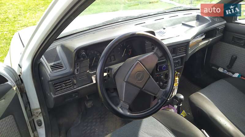 Седан Opel Kadett 1986 в Харкові