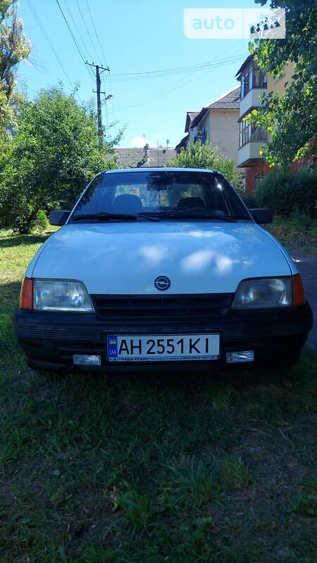 Седан Opel Kadett 1991 в Каменском