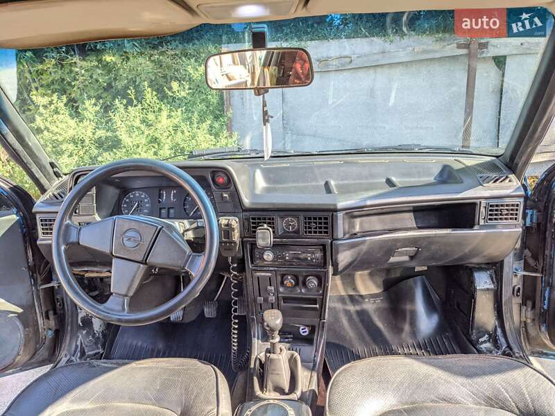 Седан Opel Kadett 1988 в Надворной