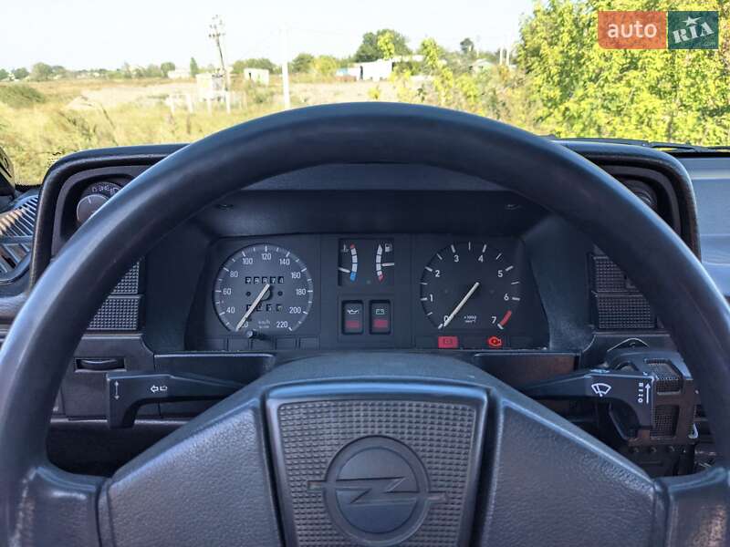 Седан Opel Kadett 1988 в Надворной